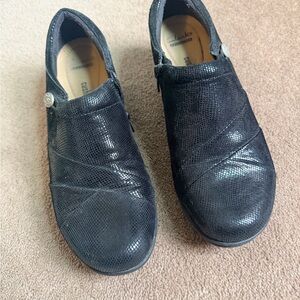 Clarks Women's Textured Black Mules